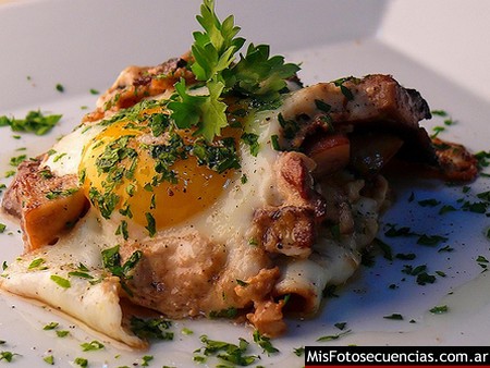 Huevos con hongos