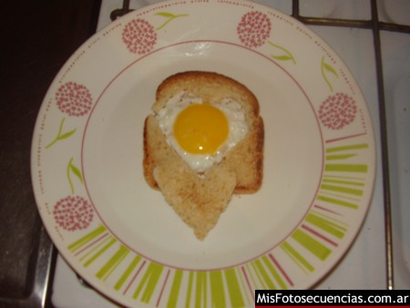 Tostadas con corazón de huevo
