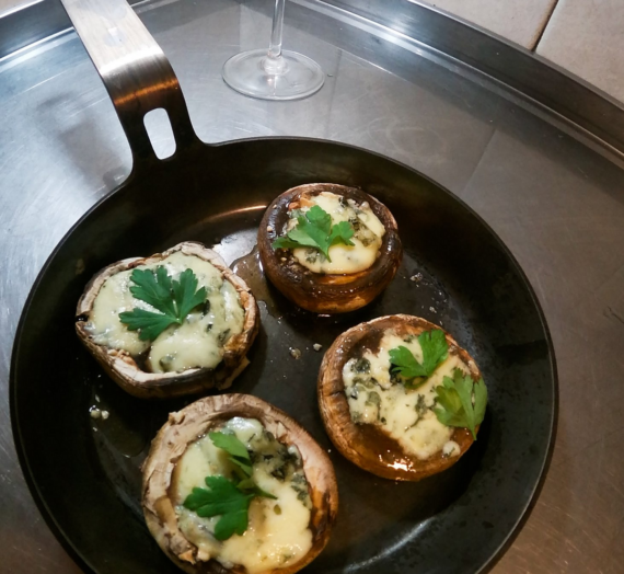 Champiñones rellenos de roquefort